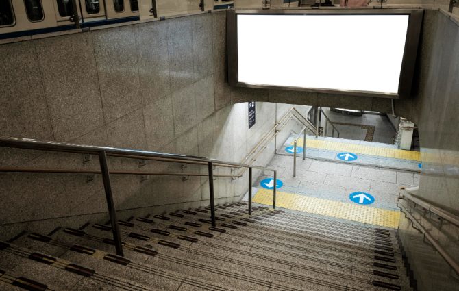 Photo japanese subway train system display screen for passenger information